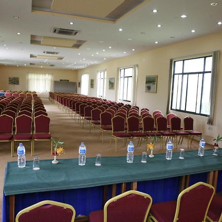 סאורהה Chitwan Paradise Hotel מראה חיצוני תמונה