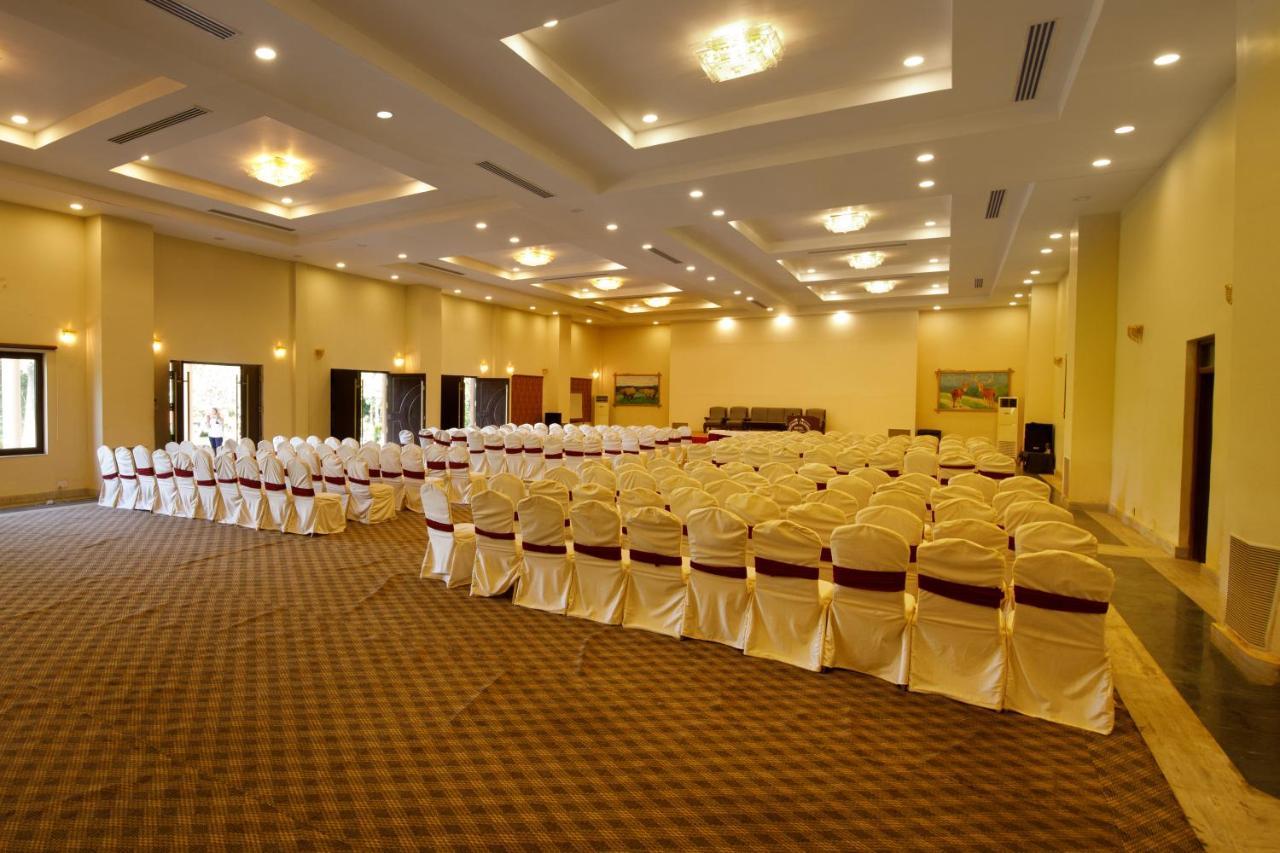 סאורהה Chitwan Paradise Hotel מראה חיצוני תמונה