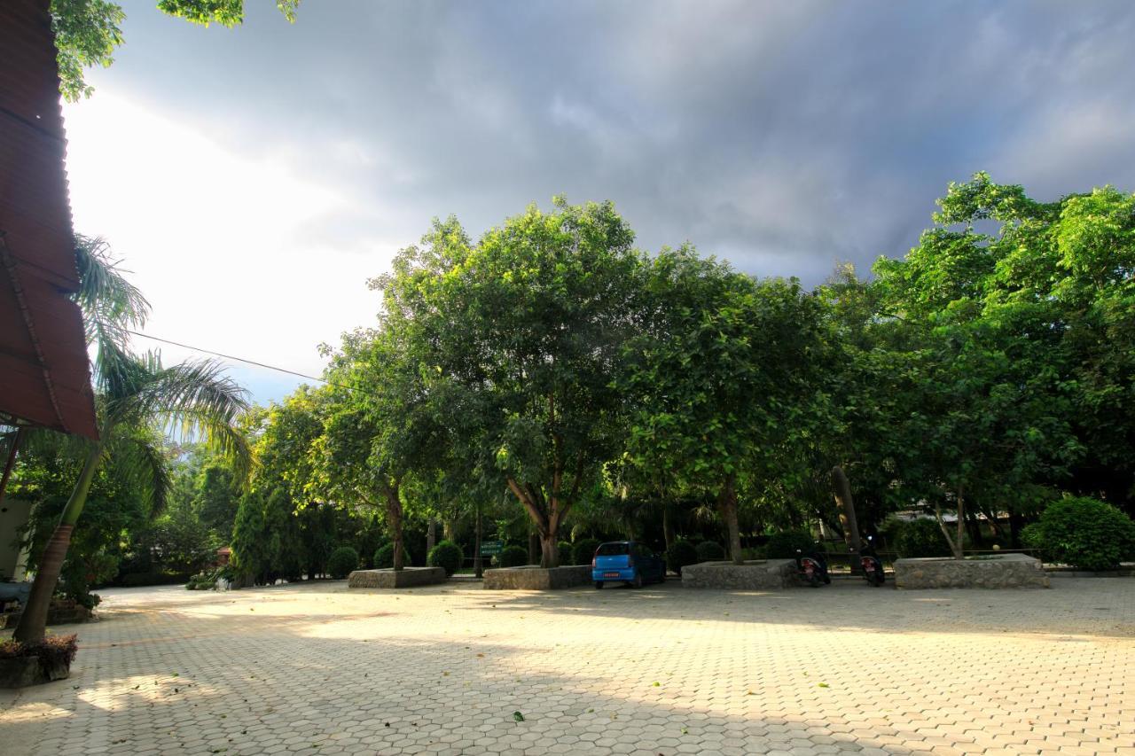 סאורהה Chitwan Paradise Hotel מראה חיצוני תמונה