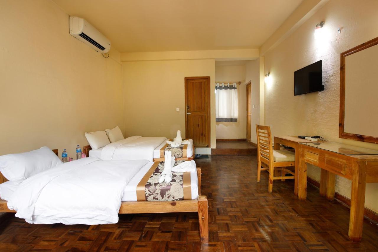 סאורהה Chitwan Paradise Hotel מראה חיצוני תמונה