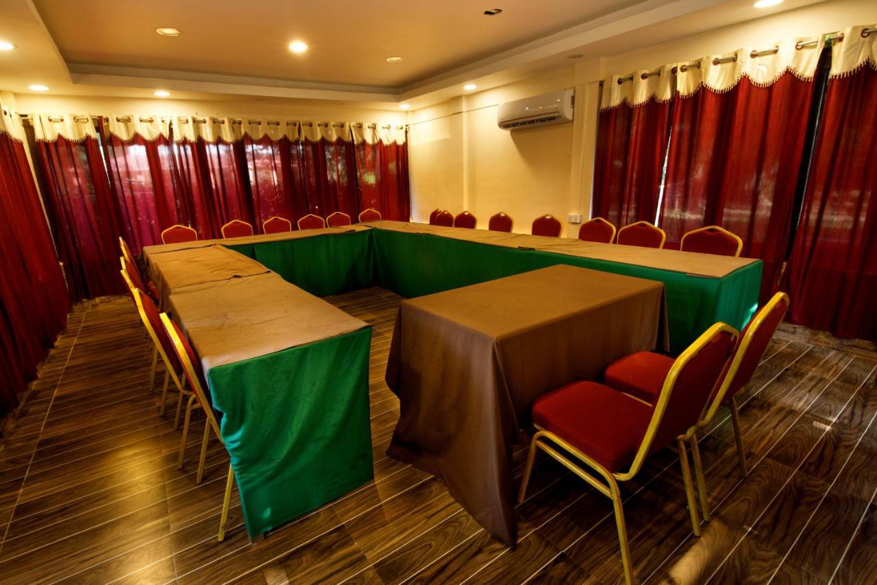 סאורהה Chitwan Paradise Hotel מראה חיצוני תמונה