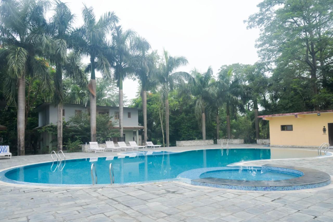 סאורהה Chitwan Paradise Hotel מראה חיצוני תמונה
