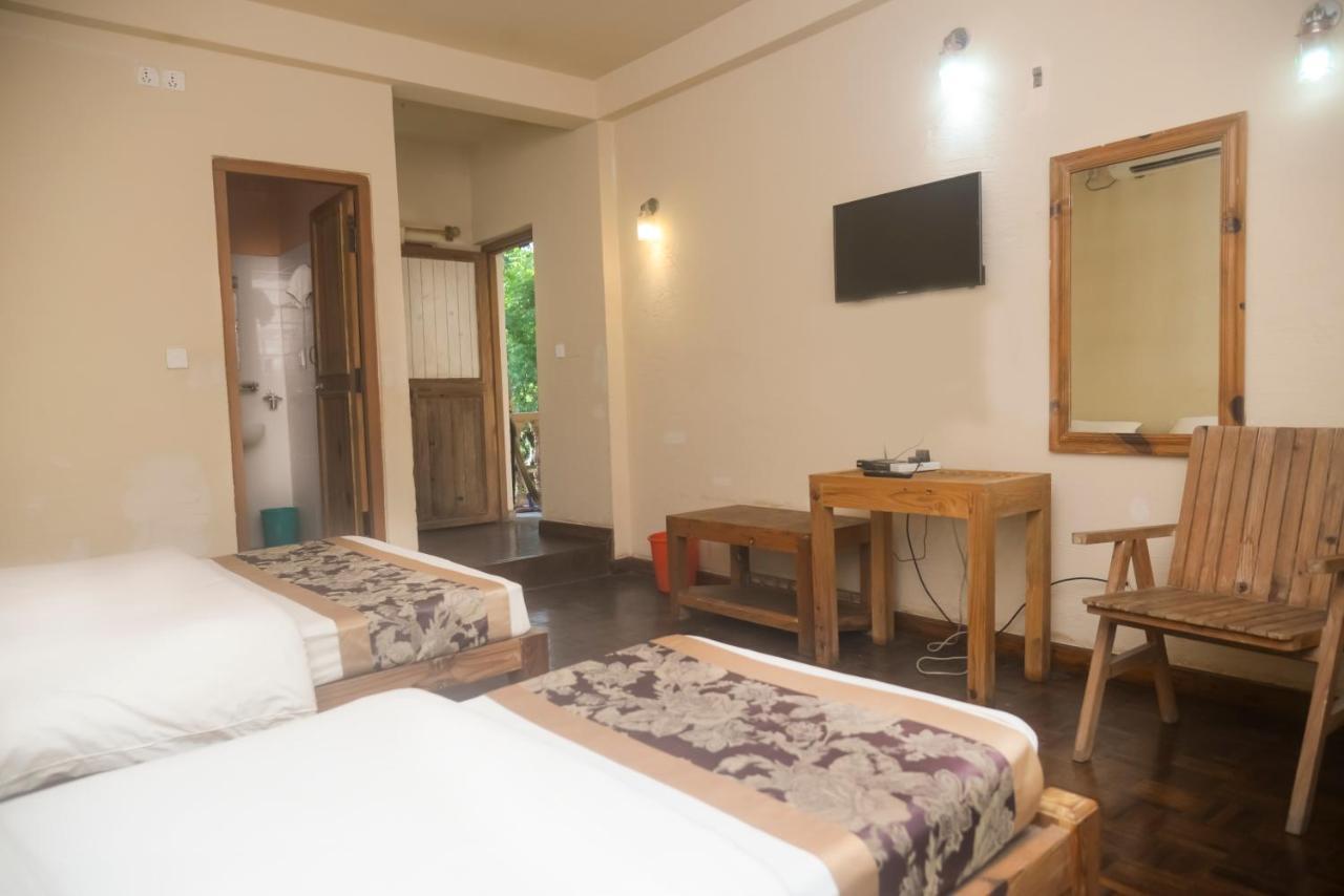 סאורהה Chitwan Paradise Hotel מראה חיצוני תמונה