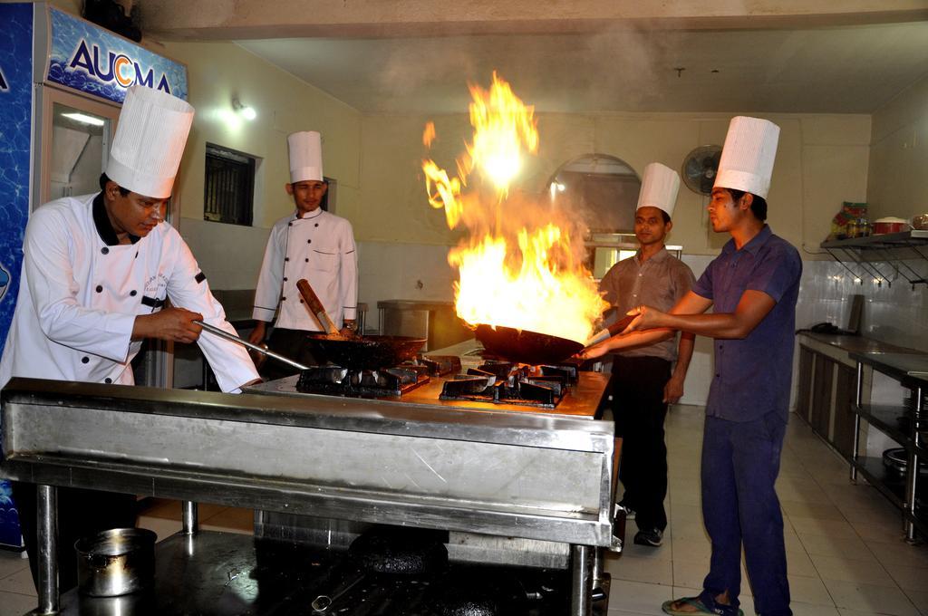 סאורהה Chitwan Paradise Hotel מראה חיצוני תמונה