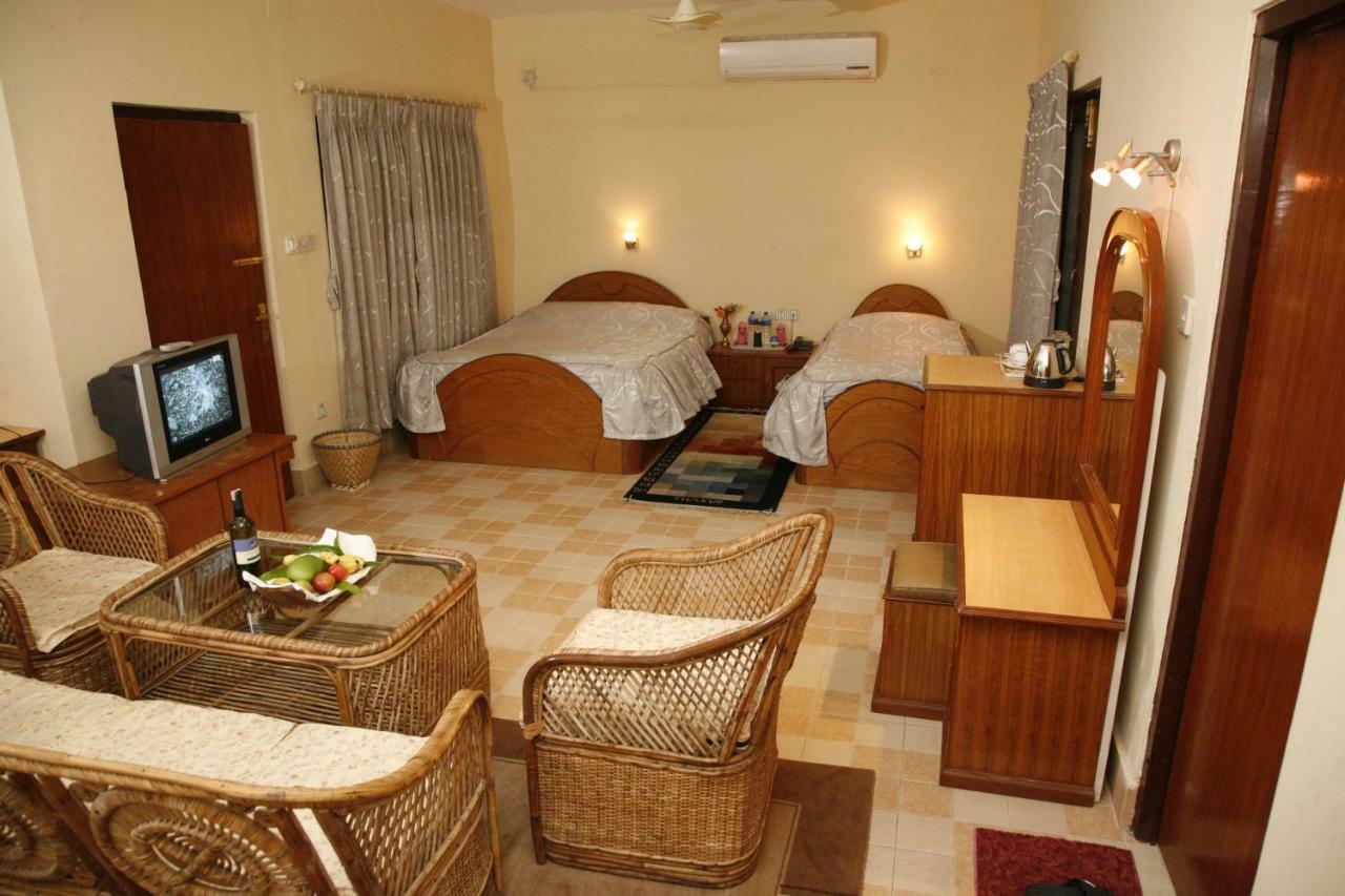 סאורהה Chitwan Paradise Hotel מראה חיצוני תמונה