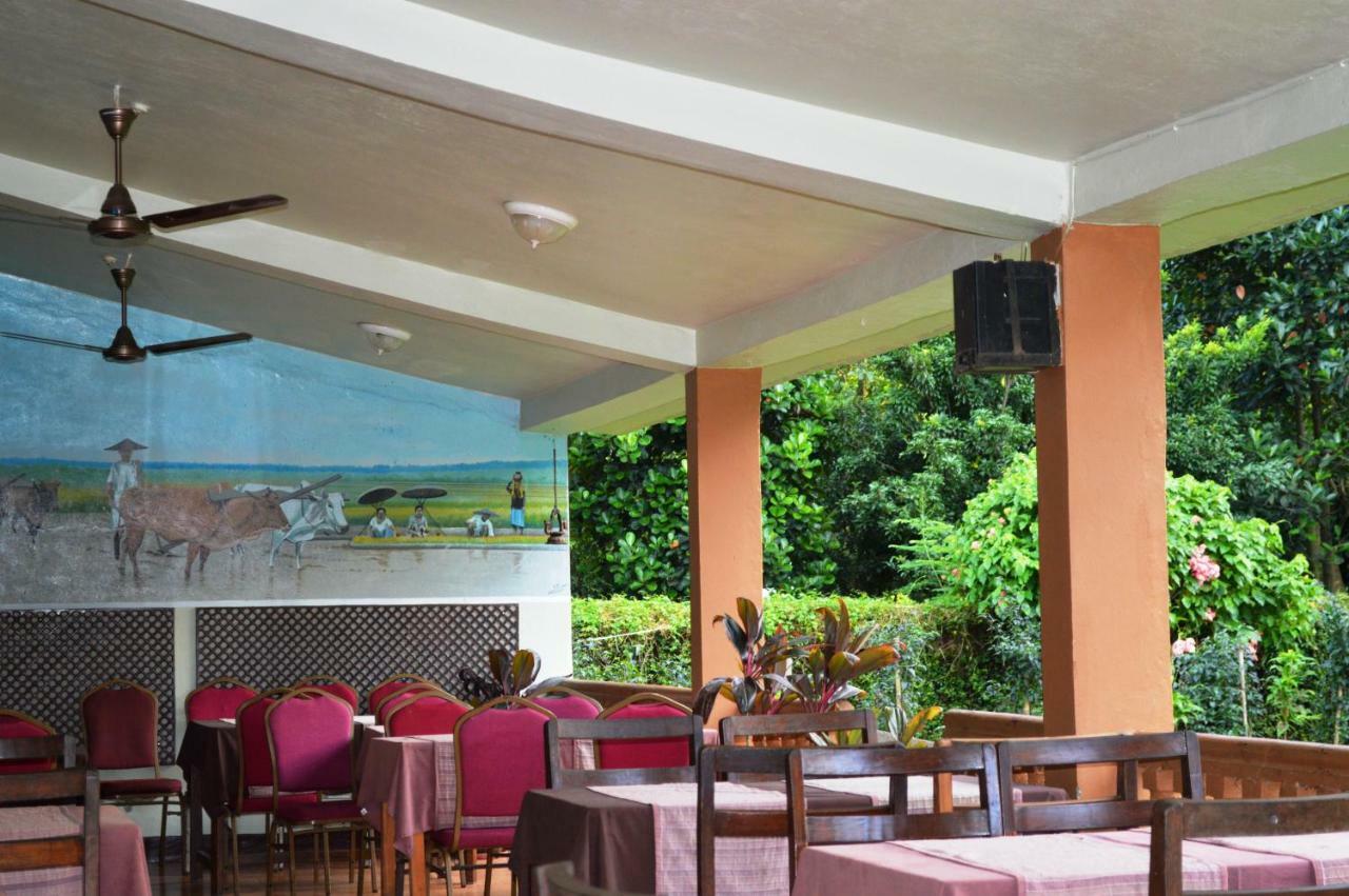 סאורהה Chitwan Paradise Hotel מראה חיצוני תמונה