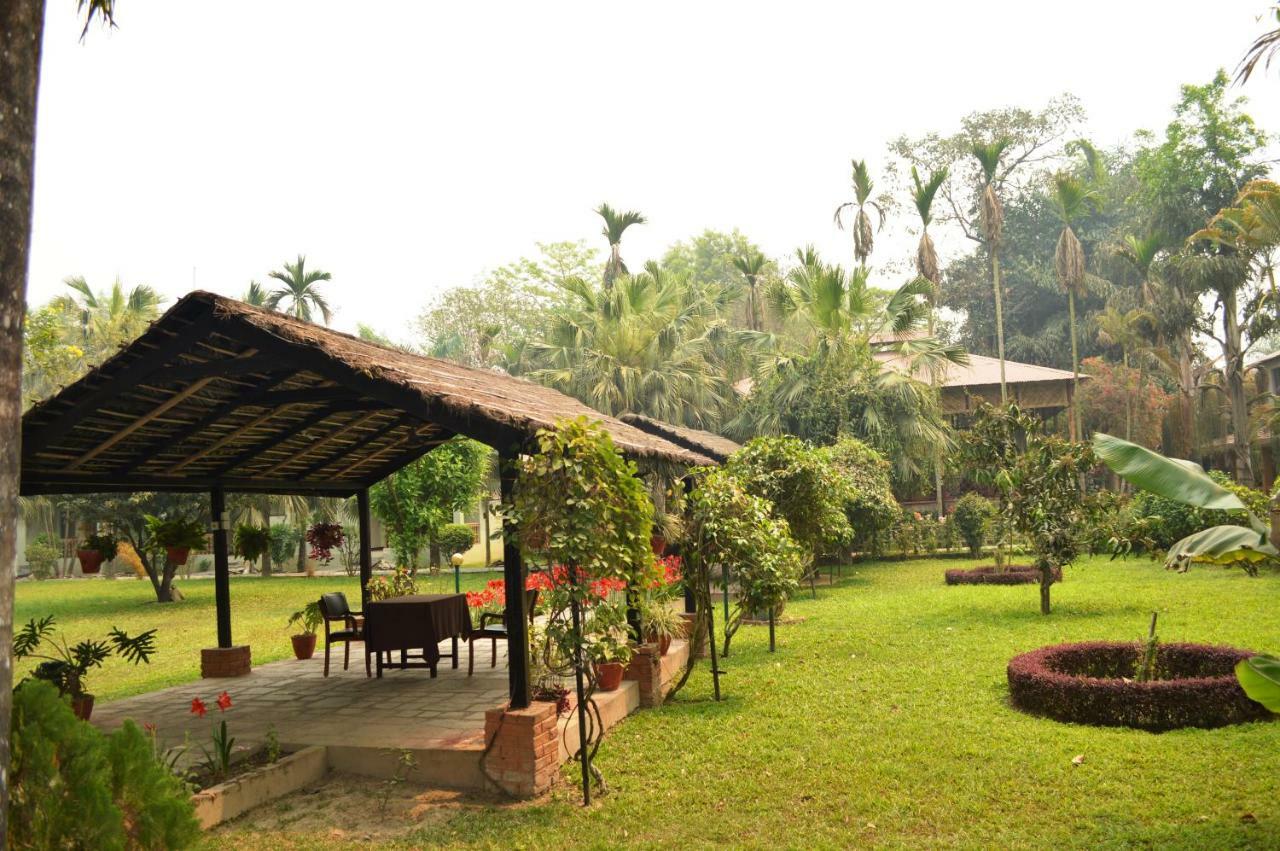 סאורהה Chitwan Paradise Hotel מראה חיצוני תמונה
