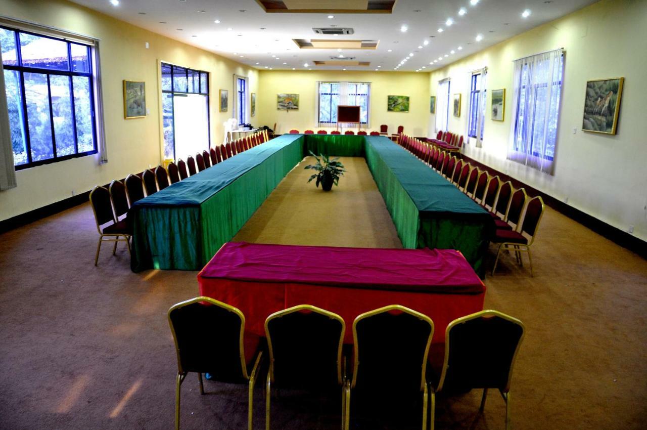 סאורהה Chitwan Paradise Hotel מראה חיצוני תמונה