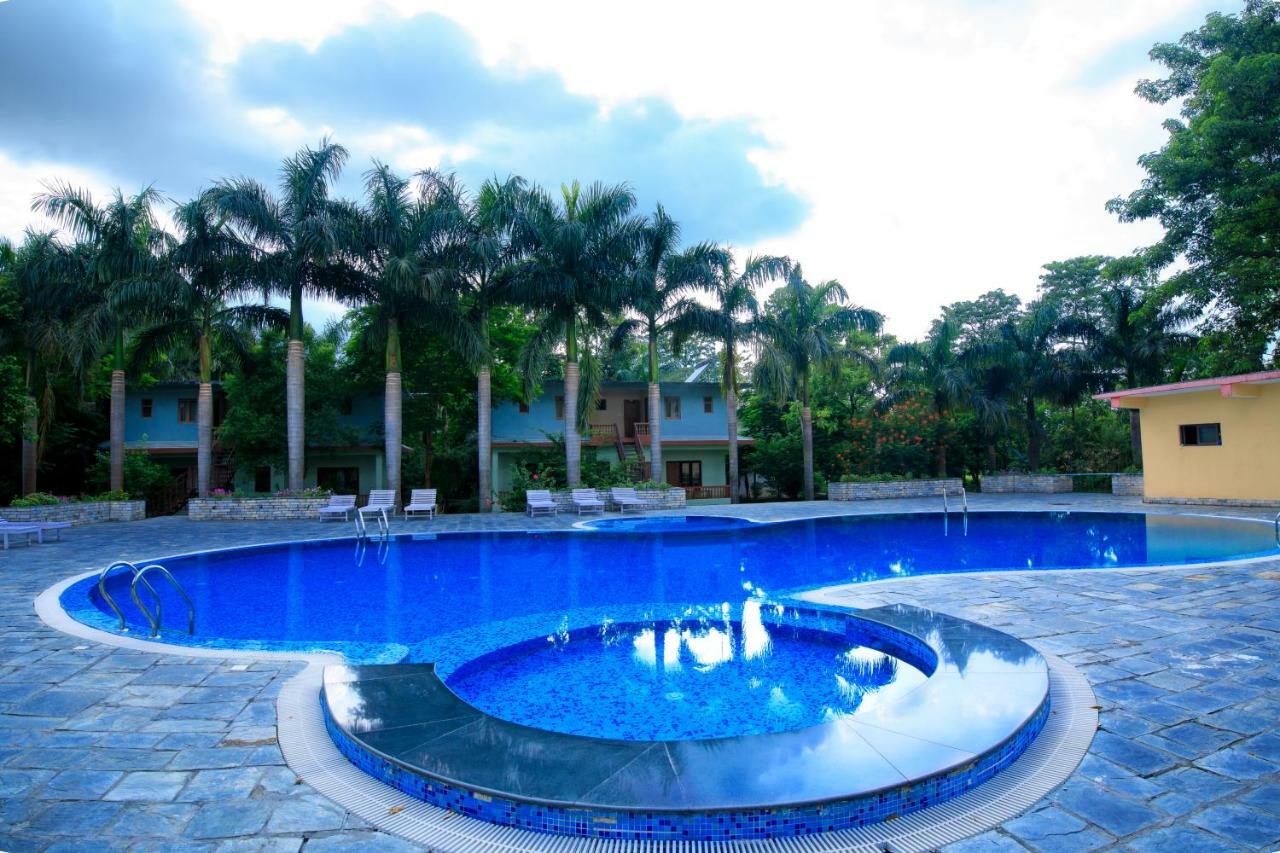 סאורהה Chitwan Paradise Hotel מראה חיצוני תמונה